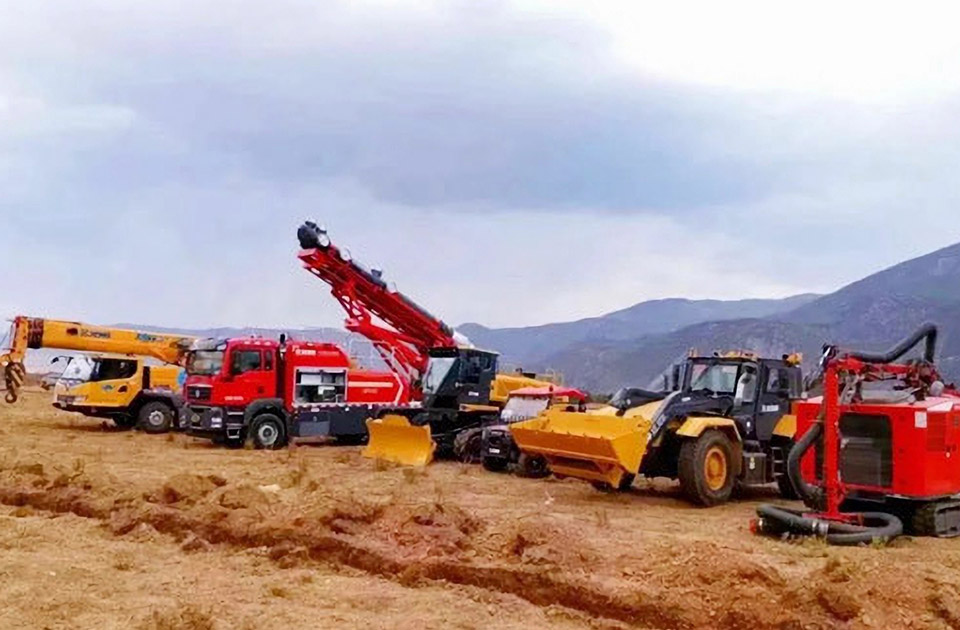 徐工參與空地聯(lián)合營救滅火、“孤島”救援、堰塞湖險情處置等實戰(zhàn)演練。