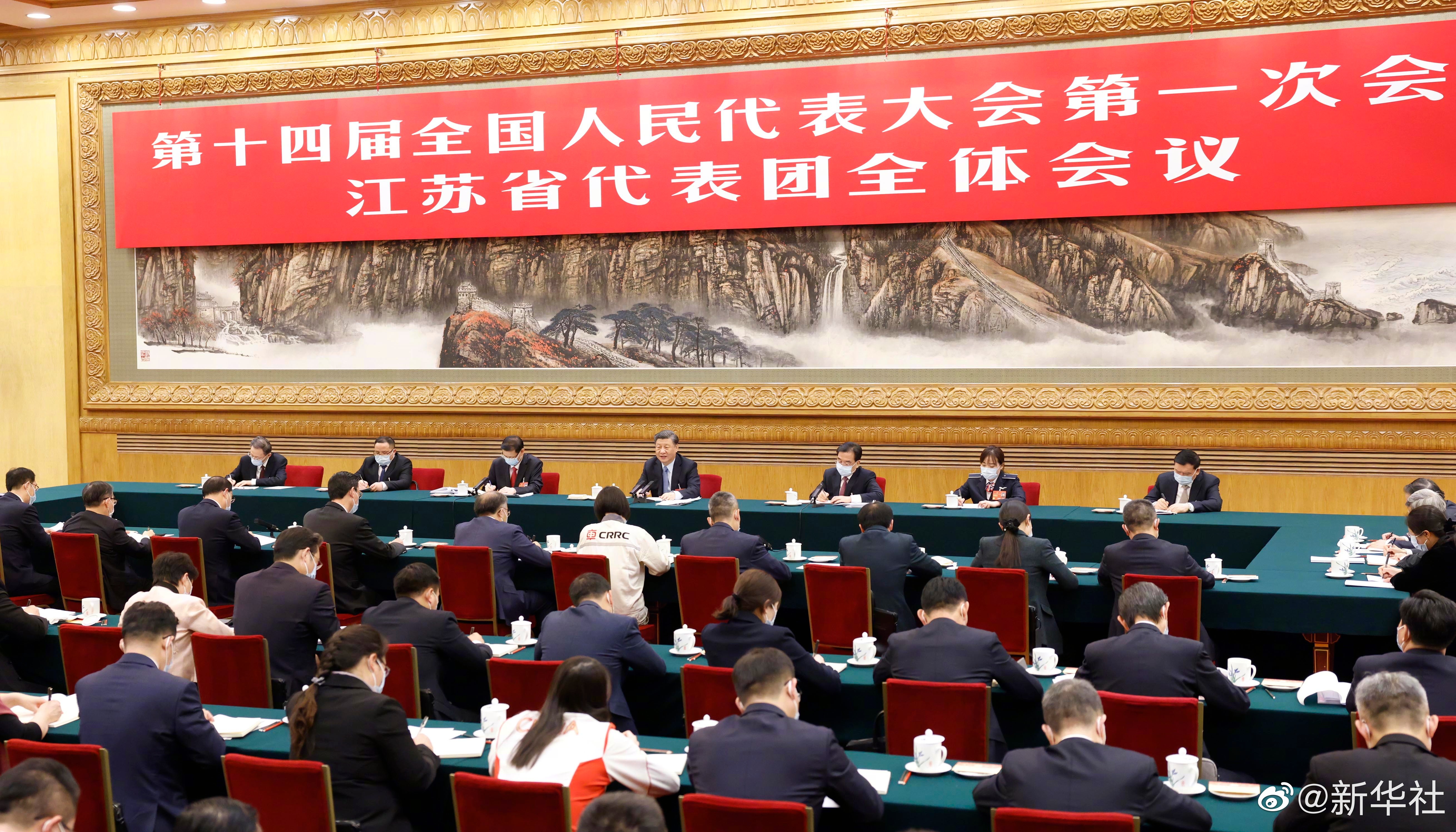習(xí)近平總書記參加江蘇代表團(tuán)審議，現(xiàn)場(chǎng)聽取徐工集團(tuán)匯報(bào)發(fā)言，對(duì)徐工五年發(fā)展給予充分肯定和殷切期望